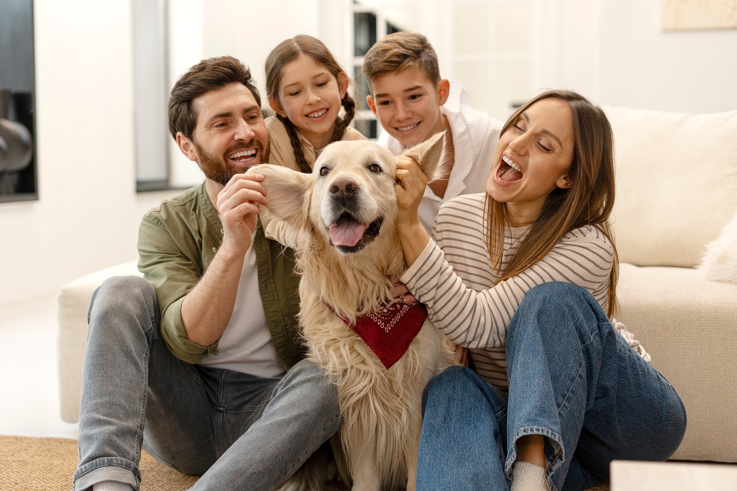 Familia compartiendo en casa con su mascota