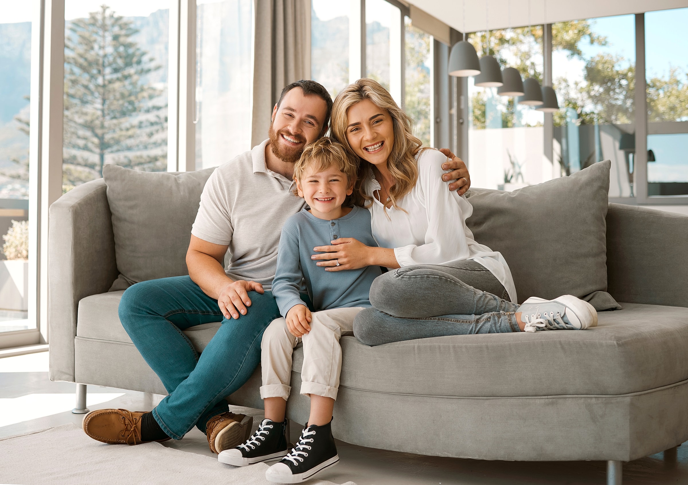 Familia sonriente sentada en un sofá
